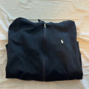 Ralph lauren zip hoodie - Svart zip hoodie från ralph lauren. Zip hoodien är använd men är forfarande i bra skick. Pris kan diskuteras 
