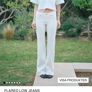 Vita flared low waist jeans - Säljer dessa populära slutsålda jeansen från H&M som tyvärr inte passade mig. Stretchiga och väldigt bra Matrial, älskar!! Helt oavndvända med prislappen kvar 