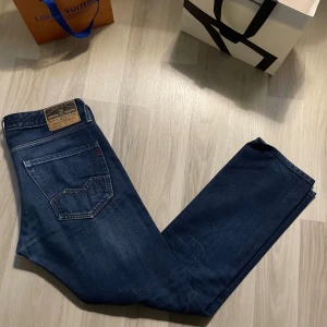 Replay jeans  - Trendiga replay jeans i färgen mörkblå! Skick 9/10! Vid minsta fundering kontakta oss ✔️