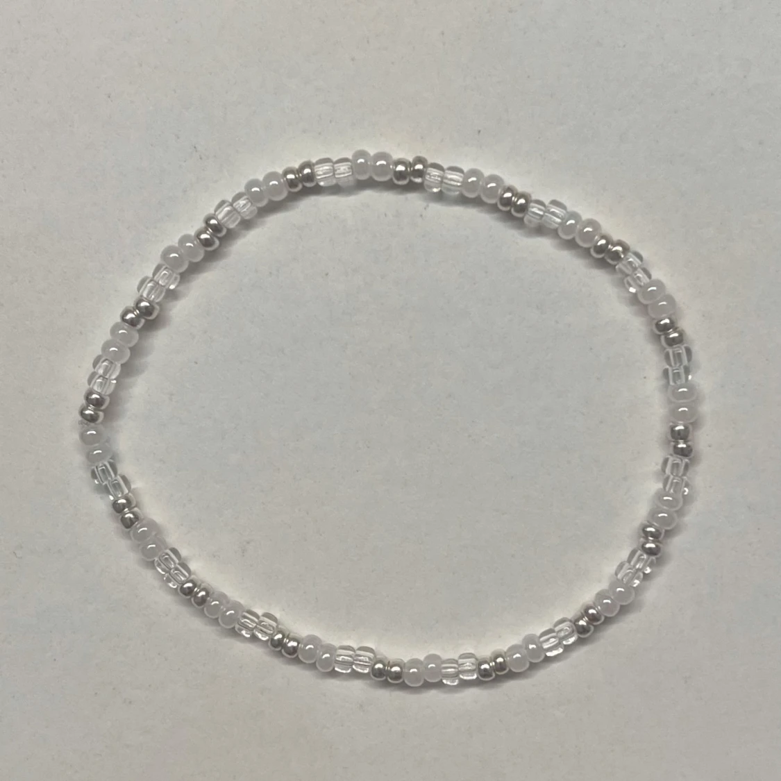 Pärlarmband med silver- och glaspärlor