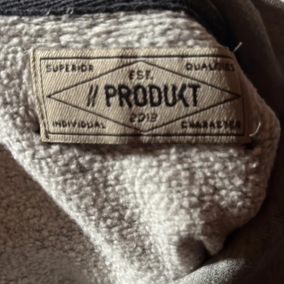 Grå hoodie från Produkt med tryck - 2