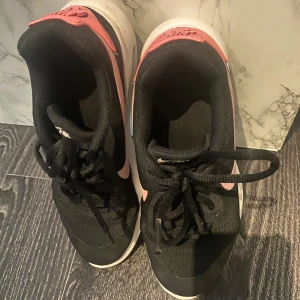 Nike skor - Nike Air skor perfekt till träning, men finkar lika bra som vardagliga gå skor. De funkar även bra både ute och inne💗använda ett tag men fortfarande fint skick! Vid mer info osv, hör gärna av dig! 