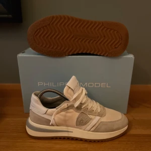 Phillipe modell skor - Säljer nu dessa tvär feta phillipe modell skorna till ett dunder pris🫡 Nypris:300kr Mit pris: 1049!!🙌. 9/10 skick. Strl 39 men passar 40-41. Vid minsta funderingar är u bara att kontakta🙌🙏