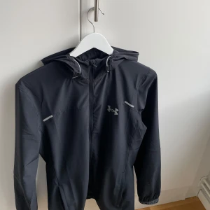 Under armour vind jacka  - Nästan helt ny under armour vindjacka använd 1 gång. Köpt på JD sport i Stockholm. 