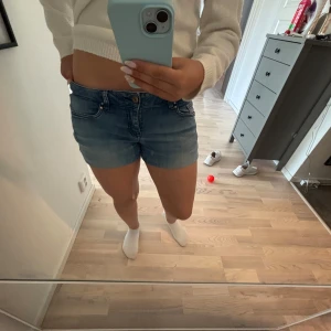 Blå jeansshorts med broderad ficka - Säljer ett par jättesnygga jeansshorts!! Perfekt till sommaren! Använt knappt 1 gång!