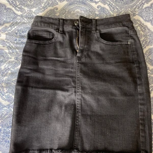 Svart jeanskjol - Jättefin svart jeans kjol från bikbok som är i mycket bra skick i storlek XS🥰