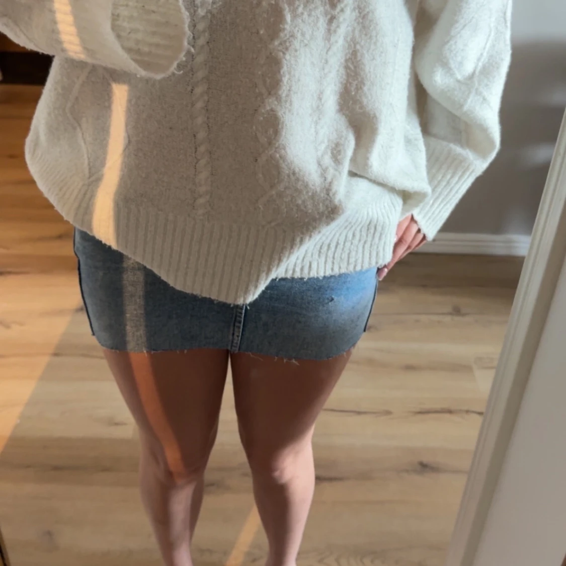 Ljusblå jeanskjol med rå kant - 2