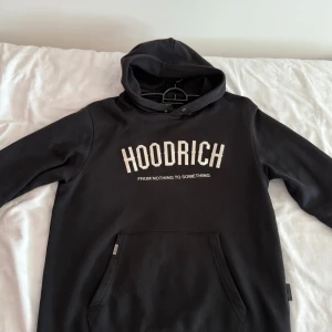 Svart HOODRICH hoodie  - Svart hoodie från HOODRICH. Är du intresserad av plagget är de bara att skriva.  Vill du ha billigare genom bundle eller lika feta kläder kolla bara in min profil och gör ett bundle och skriv till mig. Storlek L/M köpt från jd sports