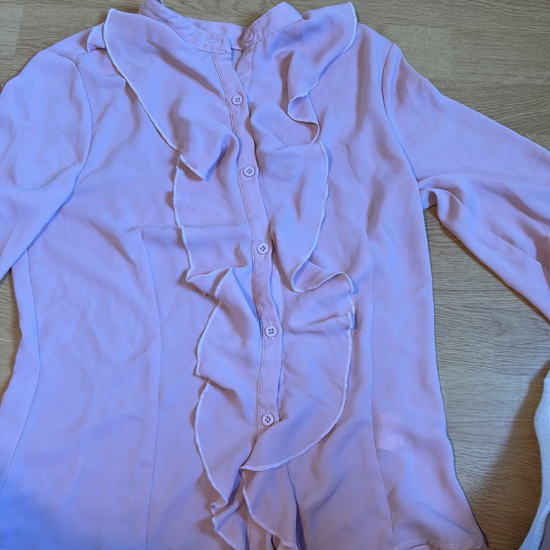 Ljusrosa blus med volang och knappar - 1