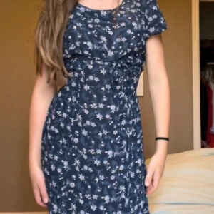 Blå Blommig Klänning - Supersöt klänning som är perfekt till sommaren! Jättefin passform, skönt material och den har både band att knyta och dragkedja där bak. 💙💙💙 