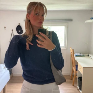 Mörkblå 100% kashmirtröja från J.Crew - Säljer en mörkblå, 100% kashmir pullover från J.Crew i storlek S. Jättemjuk och skön!