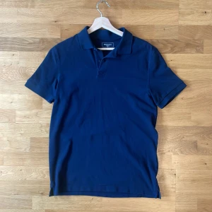 Mörkblå pikétröja från Dressmann - Snygg Mörkblå pikétröja från Dressman i mycket bra skick | Storlek: S-M | Mitt pris: 95 kr | Jag tar gärna emot prisförslag 😁| Seriösa köpare enbart | Har du några frågor är det bara att meddela |