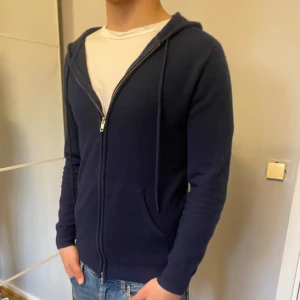 John Henric 100% kashmir zip hoodie - Säljer en fet kashmir hoodie nu i fint skick | Storlek: M men passar s, modellen på bild är 178cm lång & väger 71kg, sitter bra och slim på honom | Skick: 7/10 pågrund av ett pyttelitet hål i fickan | Nypris: 2500kr,  vårat är 1099kr | Skriv gärna vid minsta lilla fundering 💭 
