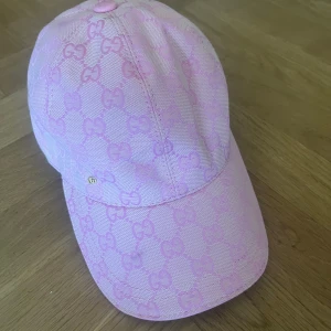 G keps rosa - One size keps i bra skick, priset är inte helt fast heller vid snabb affär