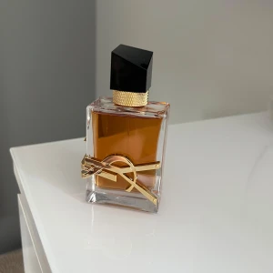 Ysl parfym, 50 ml - Helt ny 50 ml parfym från YSL!😍 Endast öppnad för att lukta, annars helt ny! Ordinarie pris 1600 kr, jag säljer för 850 kr🔥🔥Såååå söt, fruktig, blommig och fyllig parfym för ett superbra pris!❤️(pris går alltid att diskutera!)  Doftfamilj: Blommig, vanilj. Toppnoter: Lavendel, Bergamot, Mandarin. Basnoter: Vanilj, Ambra, Tonkaböna, Vetiver. Hjärtnoter: Lavendel, Apelsinblomma, Jasmine, Ros