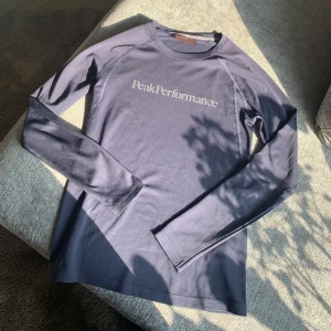Tröja från Peak Performance - Säljer en tröja från Peak Performance. Tröjan har rund halsringning och är tillverkad i ett mjukt, stretchigt material som passar perfekt till vardags eller träning.