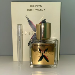 Nishane Hundred Silent Ways X Extrait de Parfum - Doften har tydliga inslag av vit blomma, vanilj, läder, puder, animaliska toner, tuberos, frukt, sötma och rökighet. Går att köpa 1-5ml!🍦