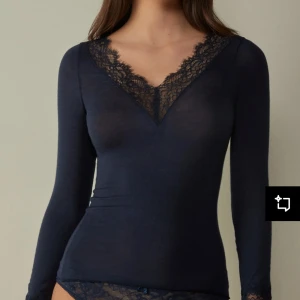 Mörkblå intimissimi spets tröja - Säljer en elegant mörkblå långärmad topp från Intimissimi. Toppen har en v-ringning med vackra spetsdetaljer som ger en feminin touch. Perfekt för att lägga till lite stil i din garderob. Den är i storlek S. Endast använd vid 1 tillfälle så den är som ny. Att köpa ny kostar 569 kr och jag säljer min för 369! Hör gärna av er vid intresse💞