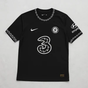Chelsea FC svart fotbollströja från Nike - Snygg svart Chelsea FC fotbollströja med vita detaljer. Tröjan har korta ärmar, rund hals med mönstrad kant och klubbmärke på bröstet. Stora sponsorloggor på framsidan och ärmen. Tillverkad i Dri-FIT-material för bra andningsförmåga.