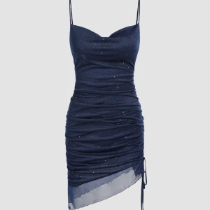 blå glitterklänning - en otroligt fin blå klänning med lite glitter på! använd endast en gång när jag såg taylor swift förra året och har inte kommit till användning sedan dess