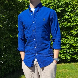 MörkBlå Ralph Lauren Skjorta- Stl S, Slim fit - Hej säljer en snygg Ralph Lauren skjorta I färgen mörkblå. Perfekt till sommaren! 🏝🏖 Skick: 9/10 utan defekter. Stl: S, Slim fit. Han på bilden är 170cm. 🤗