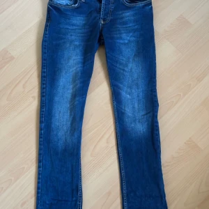 Blåa G-Star RAW jeans - Säljer ett par blå jeans från G-Star RAW med straight fit/regular fit i storlek W30. Aldrig använda och i perfekt skick! Säljer då dom aldrig kom till användning. Riktigt snygga jeans som passar till allt möjligt