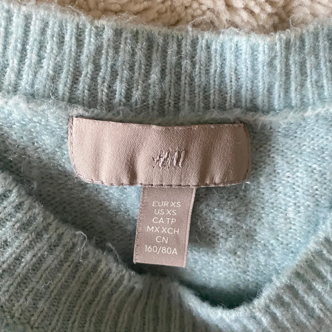 Ljusblå stickad croppad tröja från H&M - 1