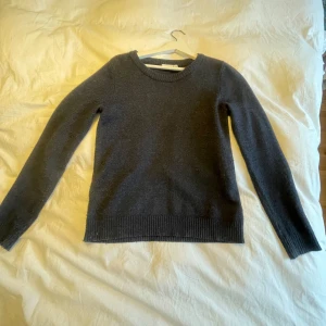 Marinblå stickad tröja  - Jag säljer en klassisk marinblå stickad tröja från vila. Den är endast testad, alltså i nyskick. Den kommer inte till användning, därav säljer jag den. Nypris 329kr. 