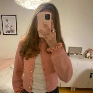 Rosa kofta med pärlknappar från & other stories  - Superfin rosa kofta från & other stories i fint skick. Koftan är gjord av ull och går därför endast att handtvätta💕