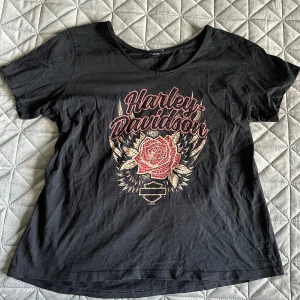 Harley-Davidson t-shirt - Svart t-shirt från Harley-Davidson med tryck och rhinestones.