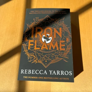 Iron Flame - Iron Flame är en uppföljare till Fourth Wing och är på engelska! Boken är köpt från Akademibokhandeln för över 200kr! Helt ny och 786 sidor📖