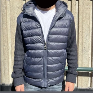 Moncler cardigan  - Hej säljer en Moncler cardigan en lite äldre modell riktigt fin har inget kvitto tyvär storlek 4 som motsvarar L men passar m/s 😁