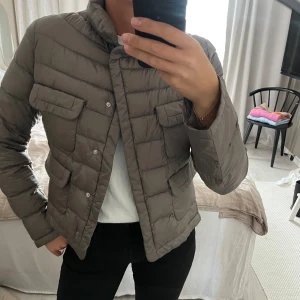 Uniqlo jacka  - Superfin jacka från Uniqlo. Passar perfekt nu till hösten. Storlek M men mer som en S/M 