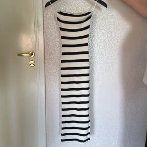 Randig ribbad långklänning från H&M - Säljer en snygg ribbad långklänning från H&M, aldrig använd med prislapp kvar💕💕