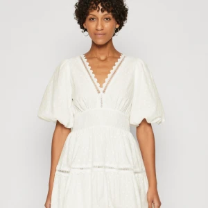 Vit klänning från Malina  - Tänker på att sälja min fina klänningar från Malina som nästan är slutsåld överallt. Den är aldrig använd och prislappen är kvar. Perfekt till studenten eller annat finare tillfälle! 🌸🌸🍾🎉