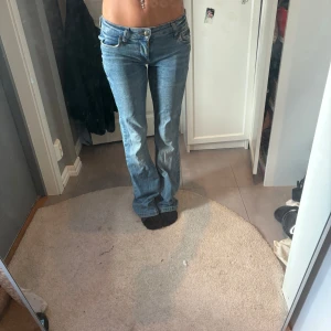 Lågmidjade jeans  - Super snygga Lågmidjade jeans som är utsvängda från lee. Pris kan diskuteras, snabb leverans 🌸