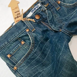 Blå jeansbyxor från Mavi - Säljer ett par klassiska blå jeans från Mavi med fem fickor och kopparfärgade nitar. Byxorna har normal passform och raka ben, med snygga slitningar och kontrastsömmar. Perfekta för en avslappnad stil.
