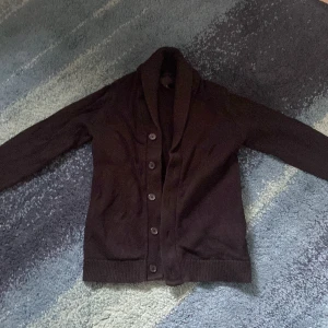 Svart kofta från H&M - En svart kofta från H&M. Helt felfri skick 9/10. Skriv vid minsta fundering 💭 