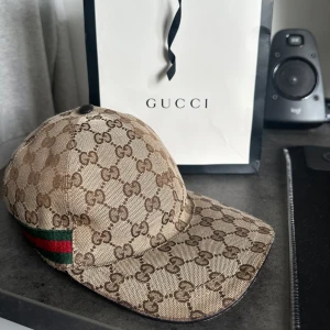 Beige keps från Gucci med monogram - En fin Gucci keps i storlek s. Köpt på Gucci i Stockholm för ett par år sedan. Nypris 5600. Pris kan diskuteras!