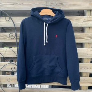 Ralph Lauren Hoodie  - Härlig och mjuk Hoodie från Ralph Lauren i ett fint skick. Storlek S, men kan även passa en XS. Hör gärna av er vid funderingar🙌