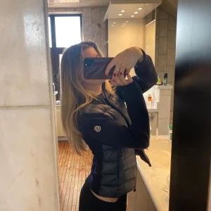 Moncler cardigan  - Marinblå Moncler cardigan storlek 164 som motsvarar xs/s som jag har. Köptes för 6500 för 3 år på nk barnavdelning men säljer nu för 4500. Skriv för fler bilder. Inga skador eller defekter 