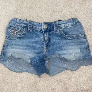Lågmidjade jeansshorts  - väldigt snygga lågmidjade korta shorts från gina young, bra skick, strl 152 men passar mig bra (e 163cm) 