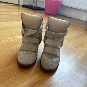 Trendiga isabel marant - Säljer dessa beige jättefina o trendiga skor  från Isabel Marant med kilklack och kardborreband. I storlek 38❤️🥰 väldigt bra skick 