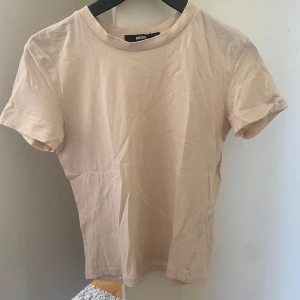 Beige t-shirt från Bik Bok - En basic beige t-shirt från Bik Bok. Storlek XS, lite skrynklig men annars väldigt fin🤍