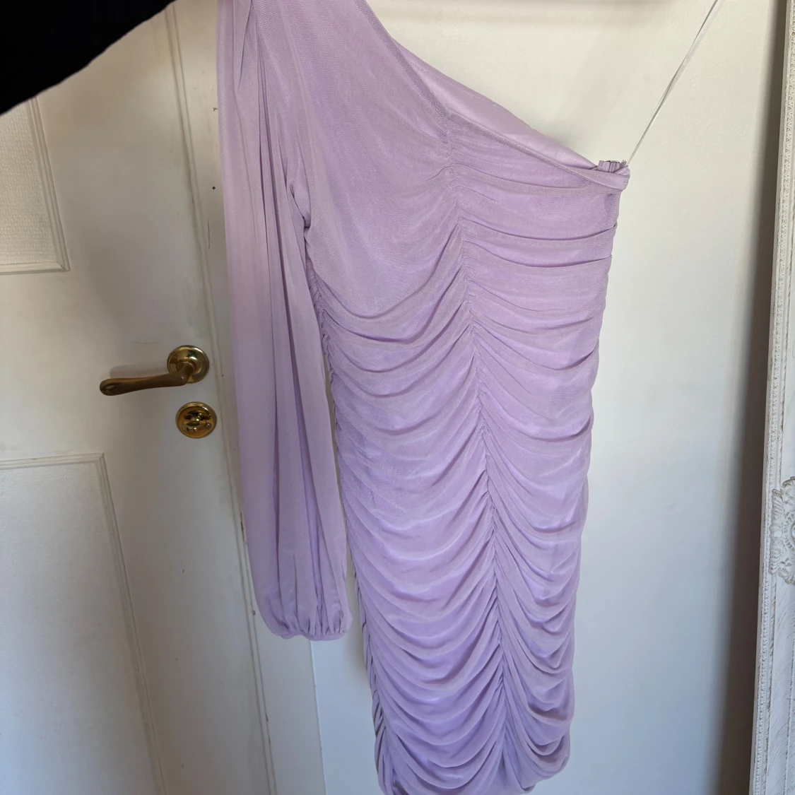Ljuslila oneshoulder klänning - 1