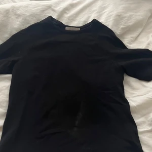 Stickad t-shirt från H&M - Stickad svart t-shirt från H&M. Hör av er vid frågor!❤️