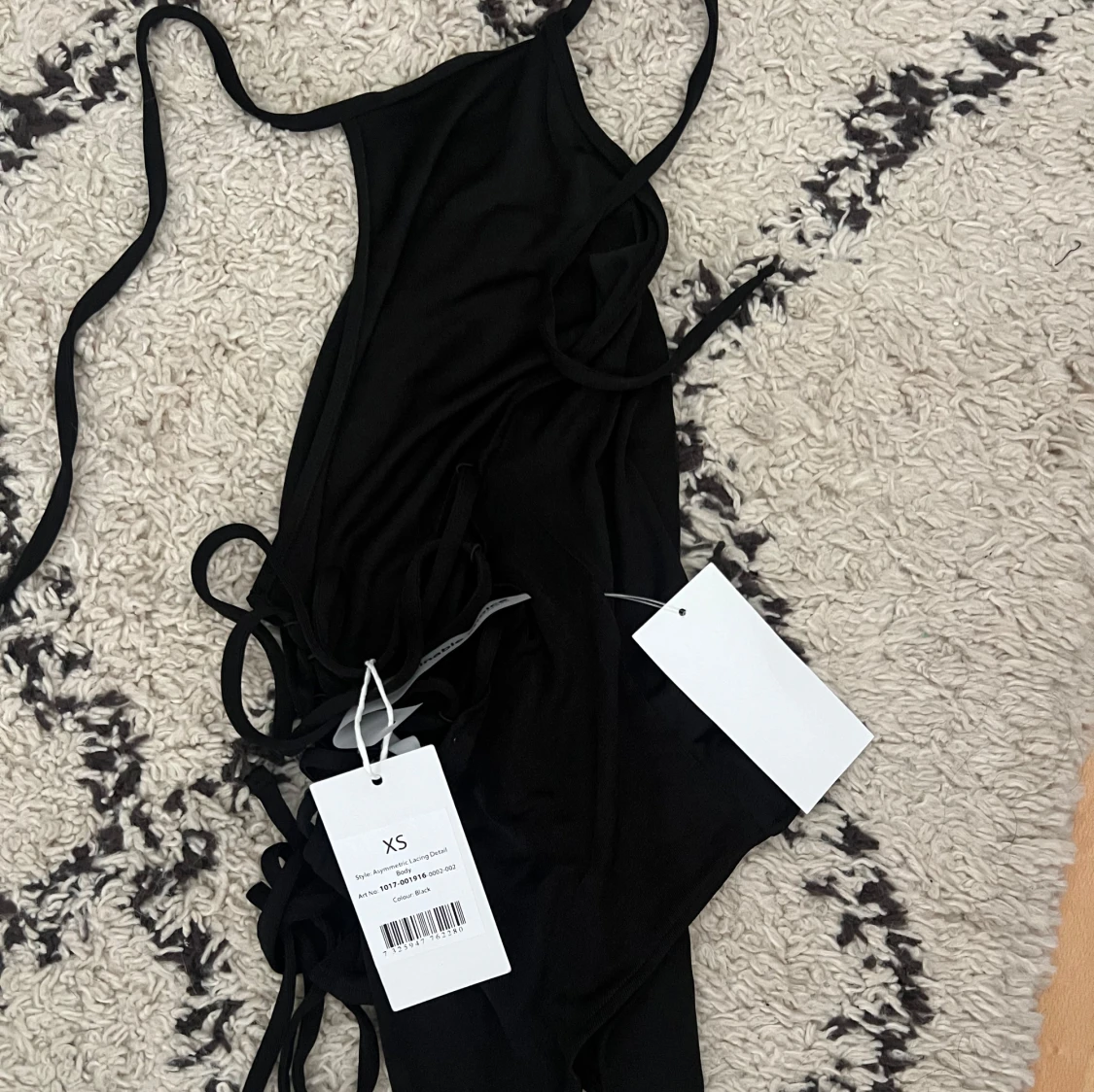 Svart croppad halterneck-linnetopp med knytband - 2