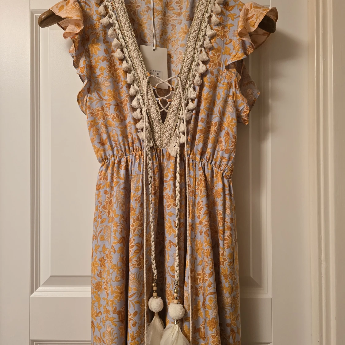 Blommig långklänning med volang och knytband - 1