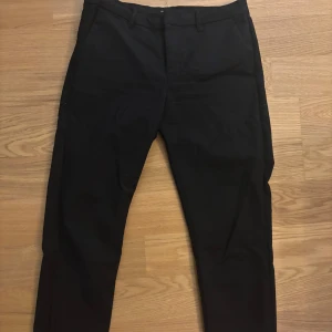 Kostymbyxa - Low waisted  Storlek S/32