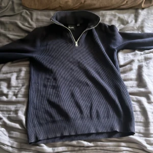 Mörkblå ribbad tröja med dragkedja från only & son - Snygg mörkblå ribbad tröja från H&M med halv dragkedja och hög krage. Perfekt för lager-på-lager och passar till det mesta. Långärmad och i mjukt material.